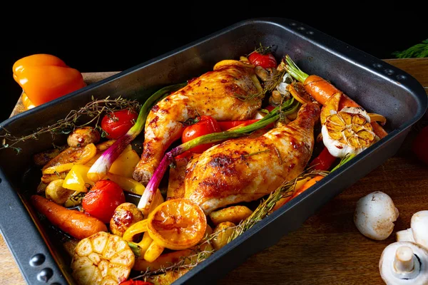 Çeşitli sebzelerle kızarmış tavuk bacağı.