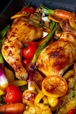 Çeşitli sebzelerle kızarmış tavuk bacağı.