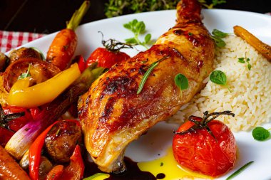 Kızarmış tavuk budu, sebze ve pilav.