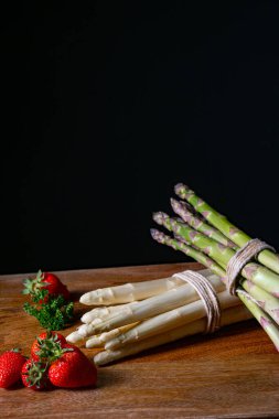 Masada yeşil ve beyaz kuşkonmaz