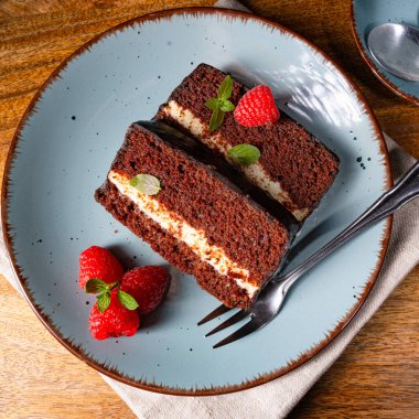 Ahududu ve kahveli Rustik çikolatalı kek.