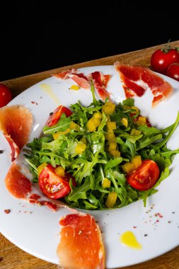 Kurutulmuş İspanyol jambonlu roket salatası.