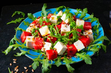 Roket ve Feta peynirli karpuz salatası.