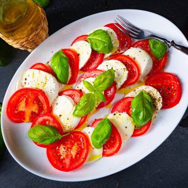Mozzarella ve fesleğenli domates