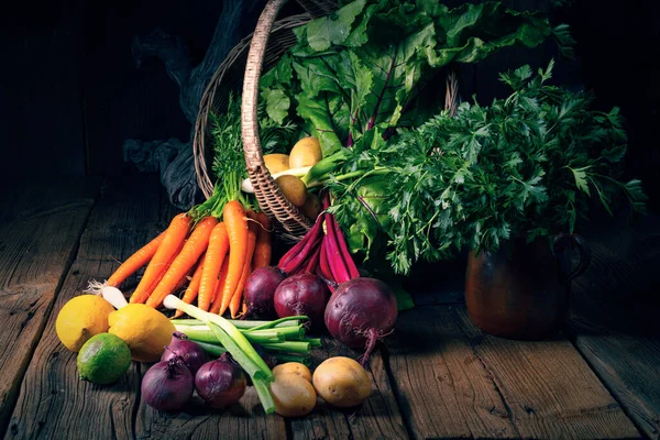 İçinde farklı sebzeler olan sepet: pancar ve havuç.