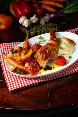 Kızarmış tavuk budu, sebze ve pilav.