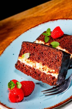 Ahududu ve kahveli Rustik çikolatalı kek.