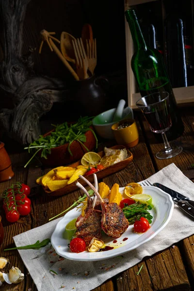 Yeşil kuşkonmaz ve limonla marine edilmiş kuzu pirzolası.