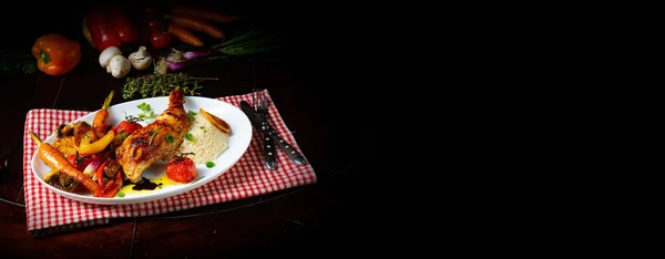 Pernas Frango Fritas Rústicas Com Legumes Variados Arroz — Fotografia de Stock