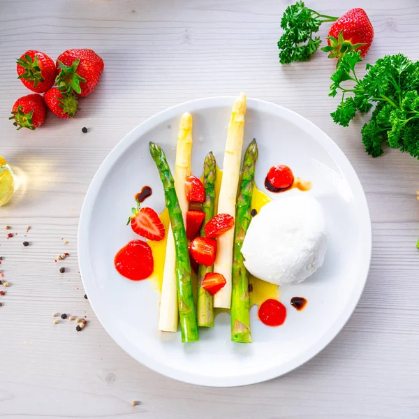 Queso Burrata Con Espárragos Fresas —  Fotos de Stock