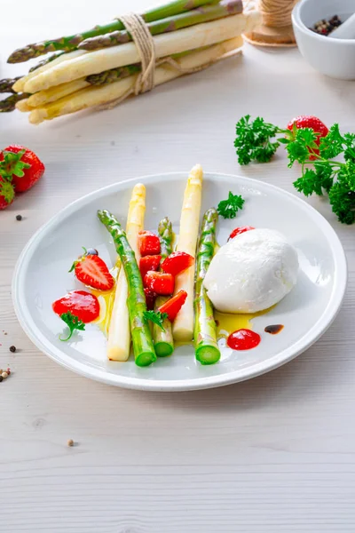 Queso Burrata Con Espárragos Fresas —  Fotos de Stock