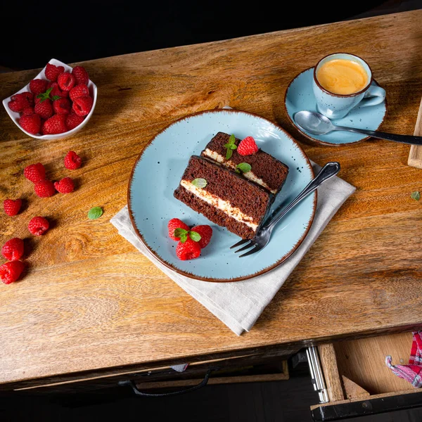 Rustykalne Ciasto Czekoladowe Malinami Kawą — Zdjęcie stockowe