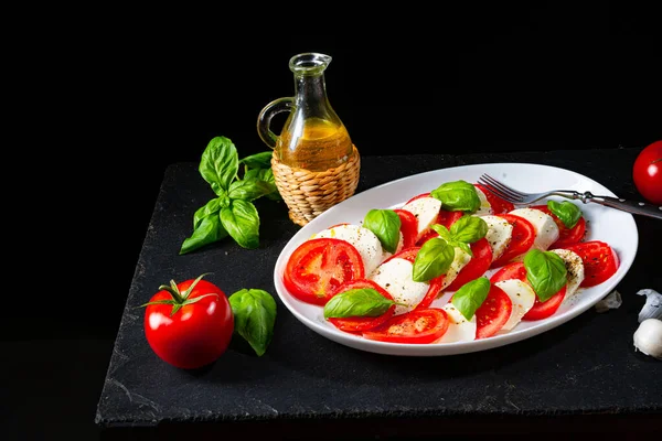 Tomate Com Mussarela Manjericão — Fotografia de Stock