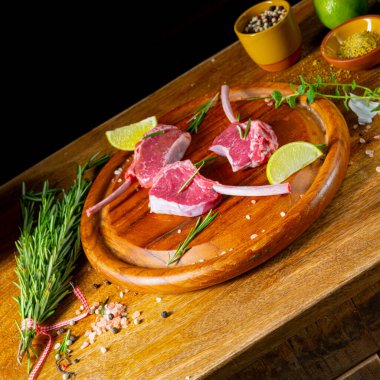 Çiğ Kuzu Pirzolası Tahta Kesme Tahtası