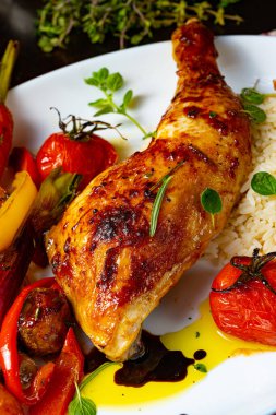 Kızarmış tavuk budu, sebze ve pilav.