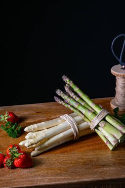 Masada yeşil ve beyaz kuşkonmaz