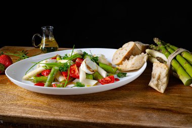 Çilekli kuşkonmaz salatası, domates ve keçi peyniri.