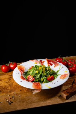 Kurutulmuş İspanyol jambonlu roket salatası.