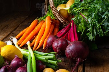 Korb mit verschiedene gemse: rote beete und karotte 