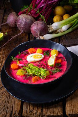 Botwinka Polonya bahar pancar çorbası