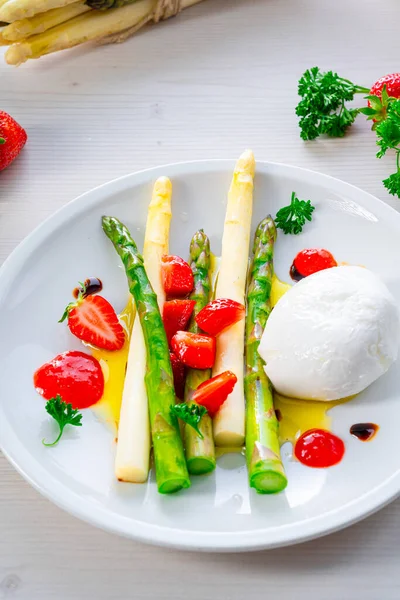 Queso Burrata Con Espárragos Fresas — Foto de Stock