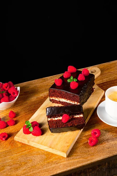 라즈베리와 커피를 곁들인 초콜릿 케이크 — 스톡 사진