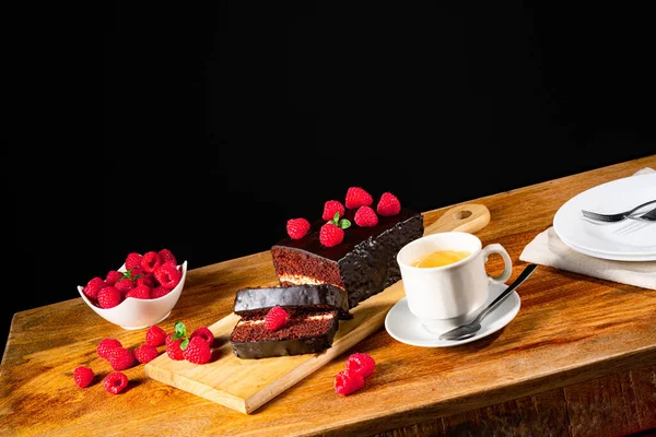 Schokoladenkuchen Mit Himbeeren Und Kaffee — Stockfoto