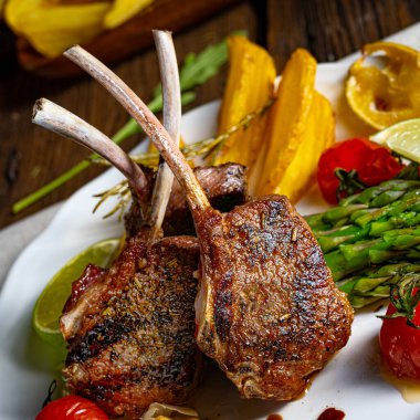 Yeşil kuşkonmaz ve limonla marine edilmiş kuzu pirzolası.