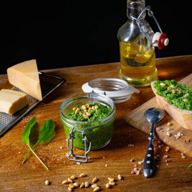 Çam fıstıklı sarımsaklı pesto.