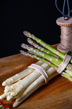 Masada yeşil ve beyaz kuşkonmaz