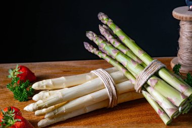 Masada yeşil ve beyaz kuşkonmaz