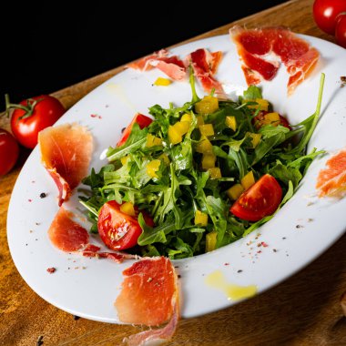 Kurutulmuş İspanyol jambonlu roket salatası.