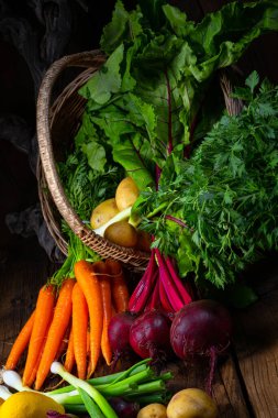 İçinde farklı sebzeler olan sepet: pancar ve havuç.