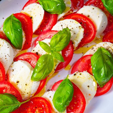 Mozzarella ve fesleğenli domates