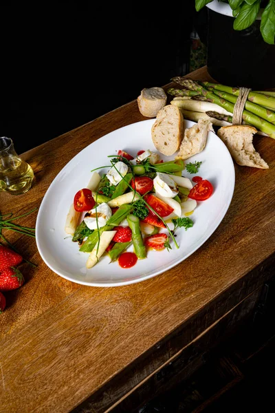 Insalata Asparagi Con Fragole Pomodori Formaggio Capra — Foto Stock