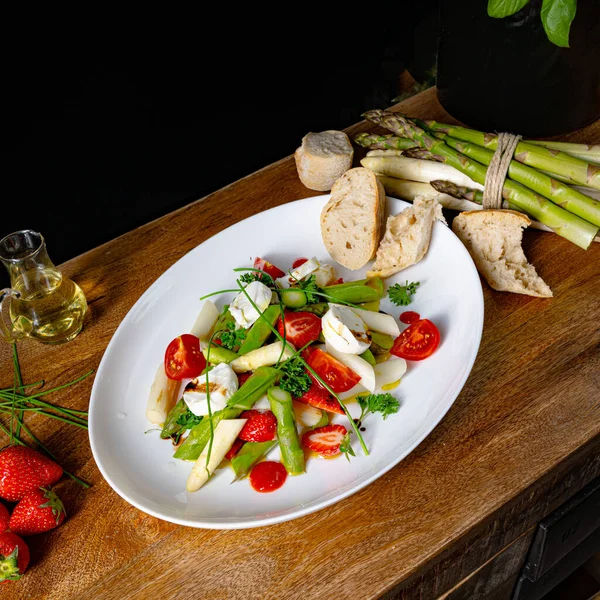 Asparagus Salad Strawberries Tomatoes Goat Cheese — Stock Photo, Image