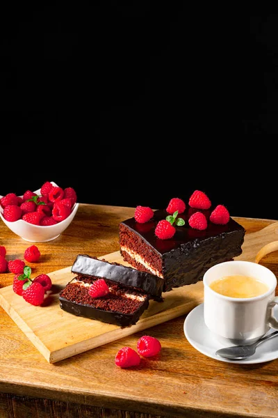 라즈베리와 커피를 곁들인 초콜릿 케이크 — 스톡 사진