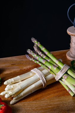 Masada yeşil ve beyaz kuşkonmaz