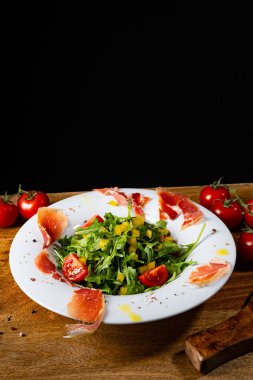 Kurutulmuş İspanyol jambonlu roket salatası.