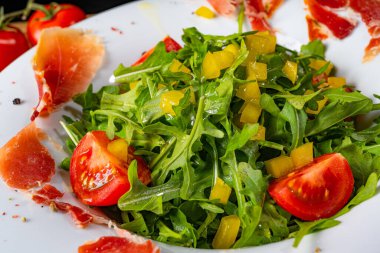 Kurutulmuş İspanyol jambonlu roket salatası.