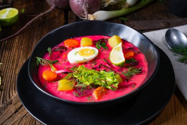 Botwinka Polonya bahar pancar çorbası