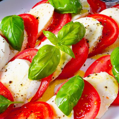 Mozzarella ve fesleğenli domates