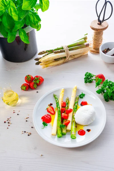 Kuşkonmaz Çilekli Burrata Peyniri — Stok fotoğraf