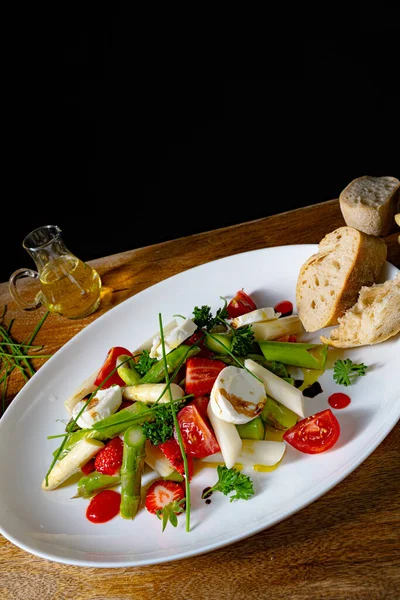 Çilekli Kuşkonmaz Salatası Domates Keçi Peyniri — Stok fotoğraf