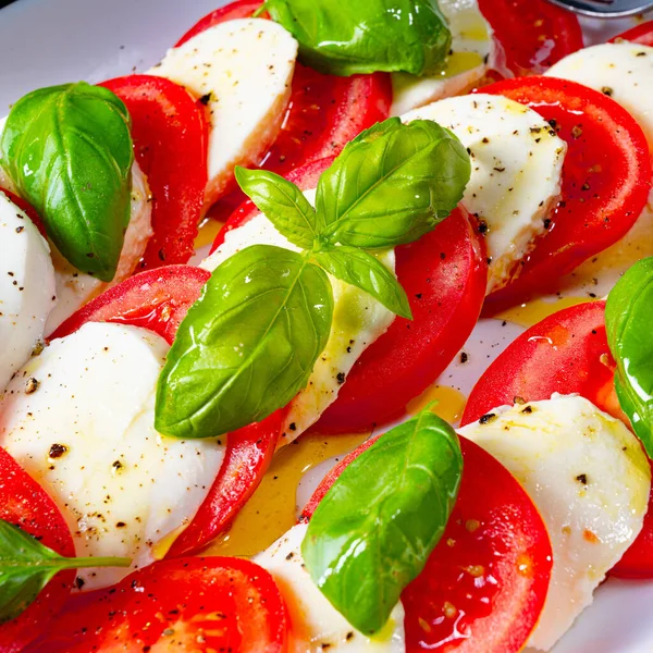 Mozzarella Fesleğenli Domates — Stok fotoğraf