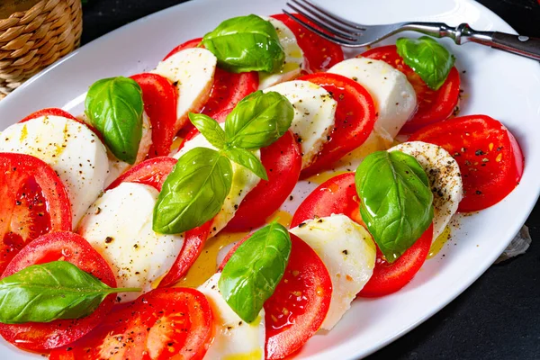 Tomate Con Mozzarella Albahaca — Foto de Stock