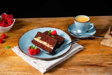 Ahududu ve kahveli Rustik çikolatalı kek.