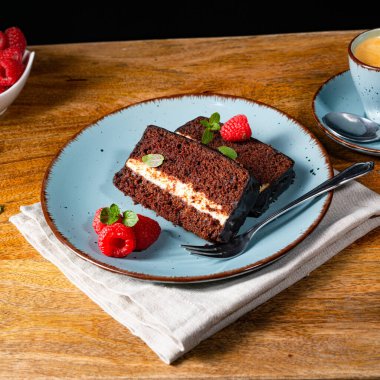 Ahududu ve kahveli Rustik çikolatalı kek.