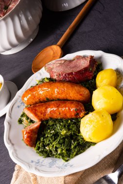 Pinkel sosis ve kassler soslu Oldenburg lahanası.