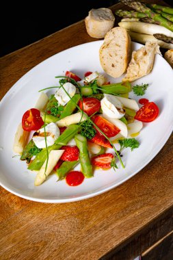 Çilekli kuşkonmaz salatası, domates ve keçi peyniri.